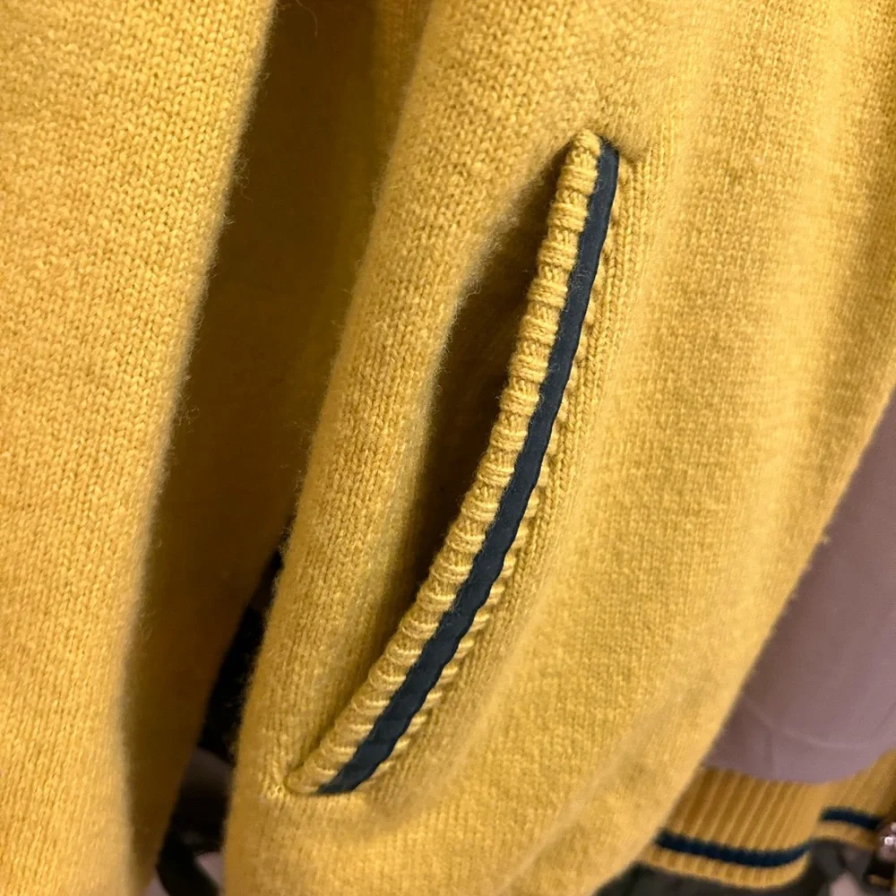(#20) Used men’s large Louis Castro sweater